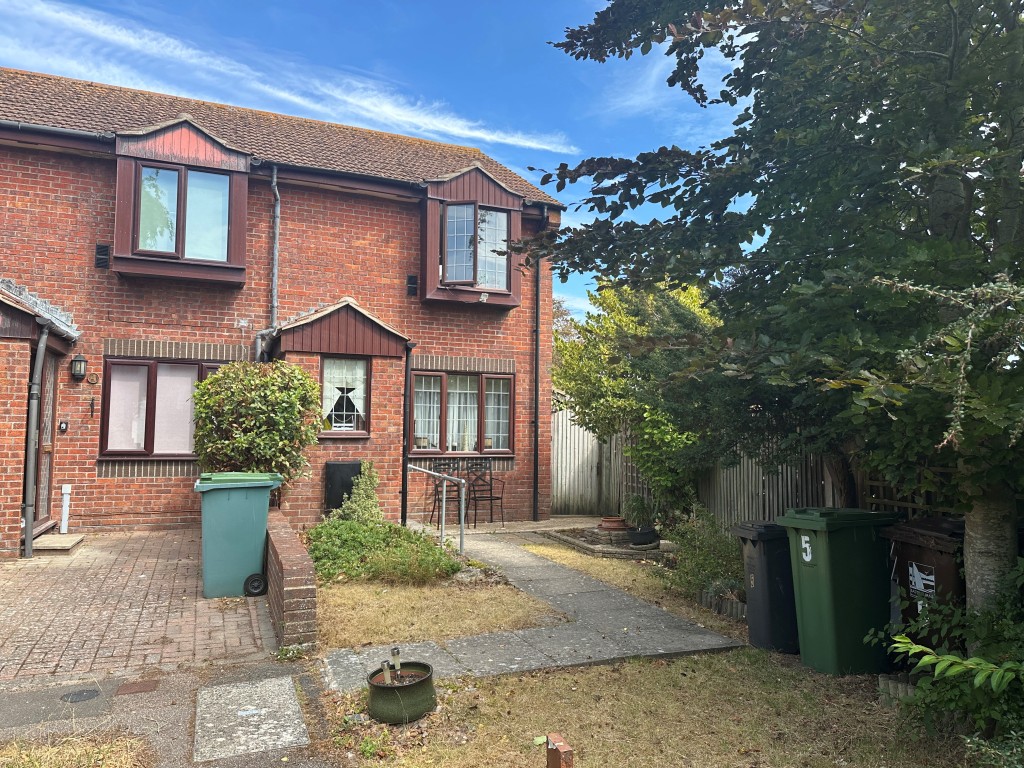 Lot: 132 - TWO-BEDROOM END-TERRACE PROPERTY FOR INVESTMENT - External front of end of terrace property